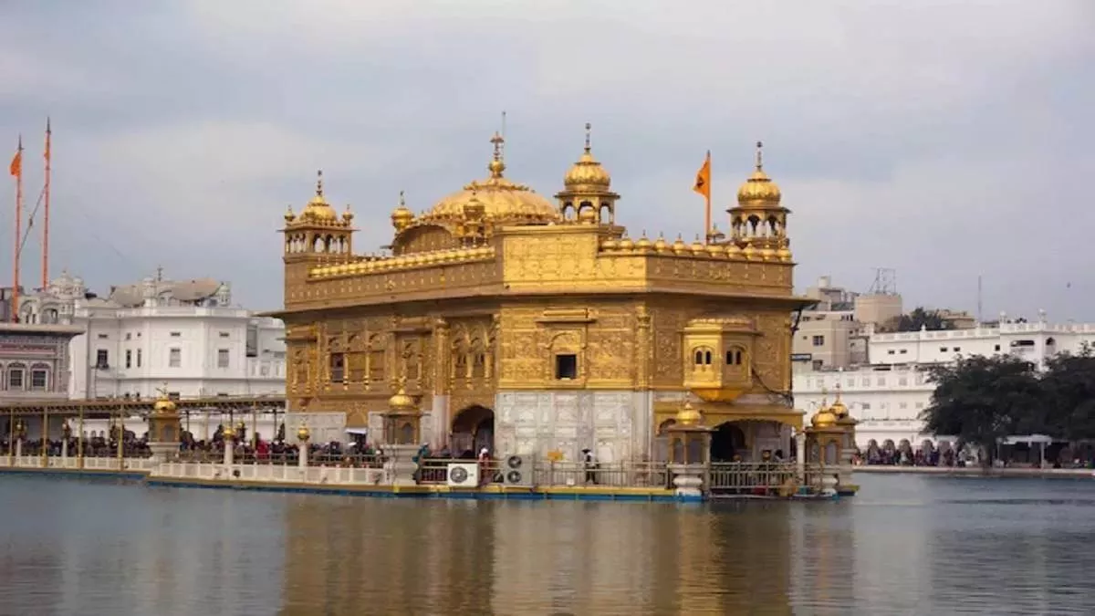 Golden Temple RDX धमकी के बाद SGPC द्वारा परिसर की सुरक्षा जांच करते गार्ड्स