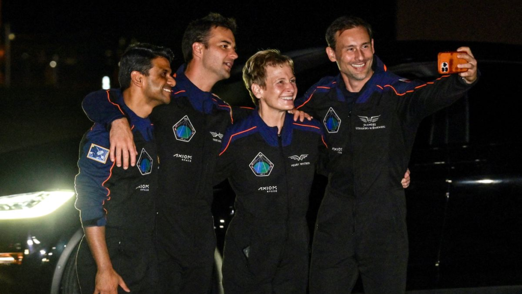 Shubhanshu Shukla Pics: अंतरिक्ष से लौटने के बाद की पहली तस्वीर