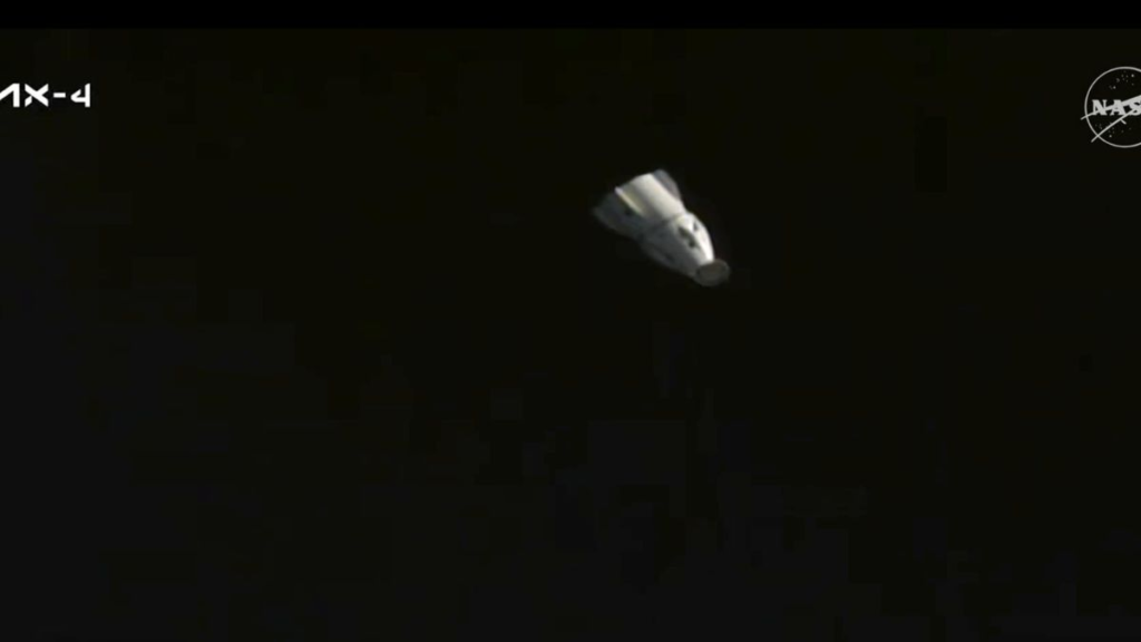 Shubhanshu Shukla Pics: अंतरिक्ष से लौटने के बाद की पहली तस्वीर