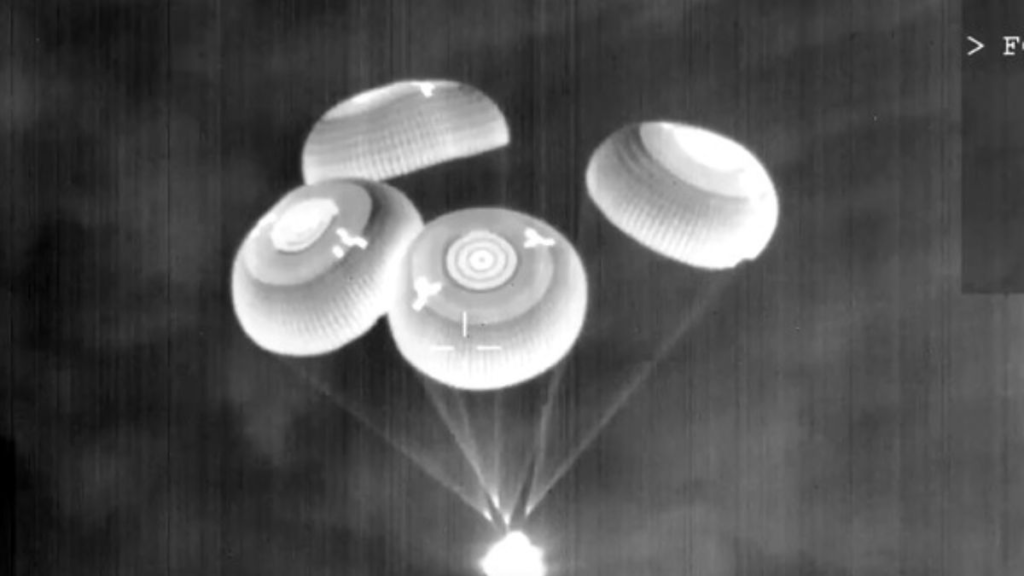 Shubhanshu Shukla Pics: अंतरिक्ष से लौटने के बाद की पहली तस्वीर