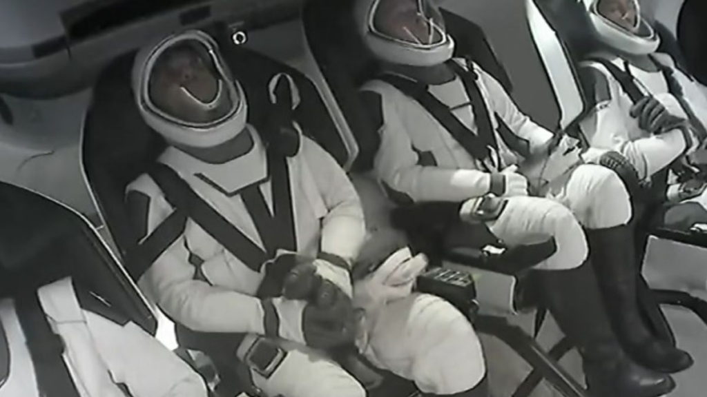 Shubhanshu Shukla Pics: अंतरिक्ष से लौटने के बाद की पहली तस्वीर