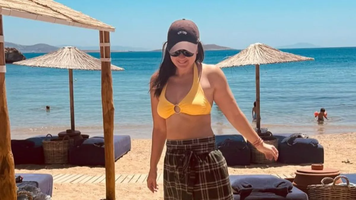 Alt="Kareena Kapoor Hot Photos in Bralet and Lungi during Greece Vacation"