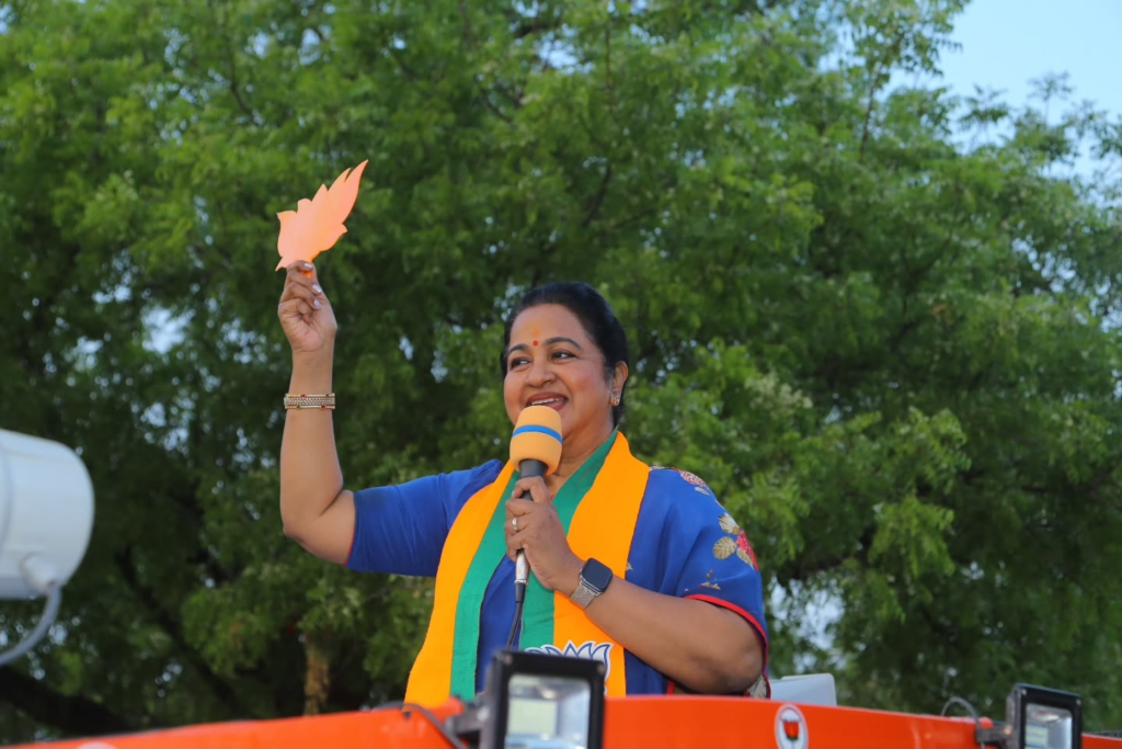 Radhika Sarathkumar latest glamorous look - 62-year-old actress of Nasib Apna Apna (Chando)