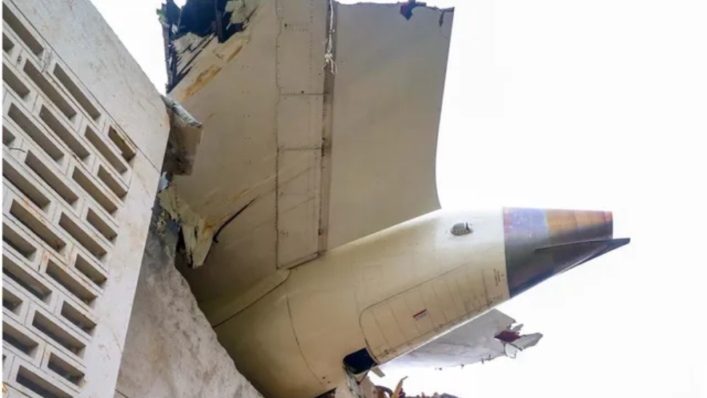 AI-171 विमान हादसे की तस्वीर जिसमें फ्यूल कंट्रोल स्विच की स्थिति बताई गई हो – alt: "Air India Plane Crash fuel switch reason"