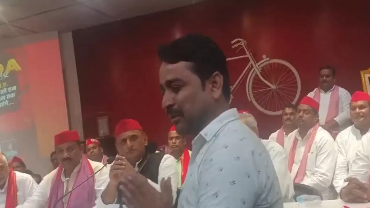 Akhilesh Yadav के सामने रोता हुआ कानपुर का युवक
