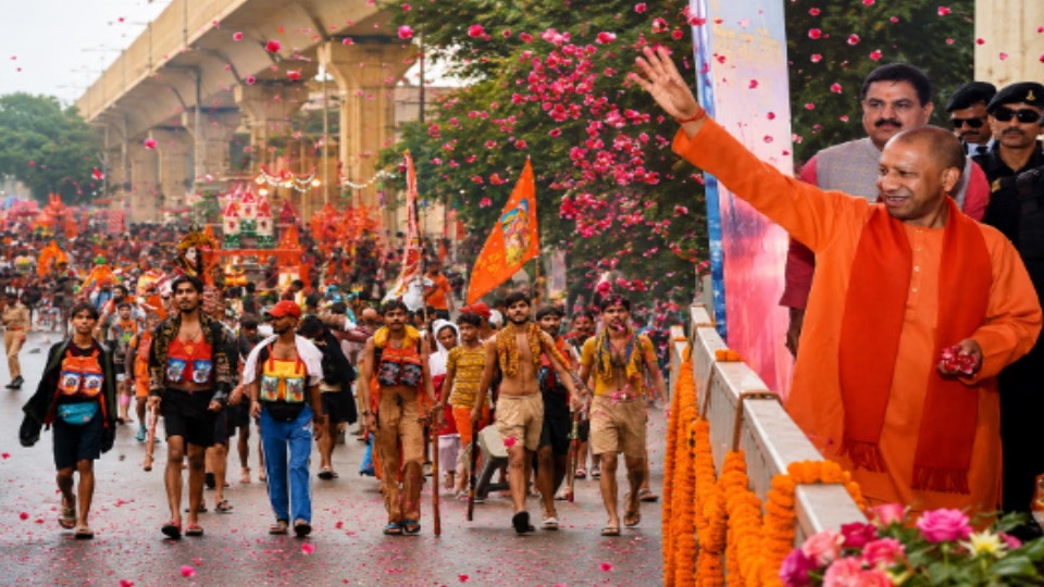 Yogi Adityanath Latest News: मेरठ में कांवड़ियों पर होगी पुष्प वर्षा, नेशनल हैंडलूम डे पर अखिलेश यादव पर साधा निशाना, अंबेडकर नगर को दी 706 करोड़ की सौगात