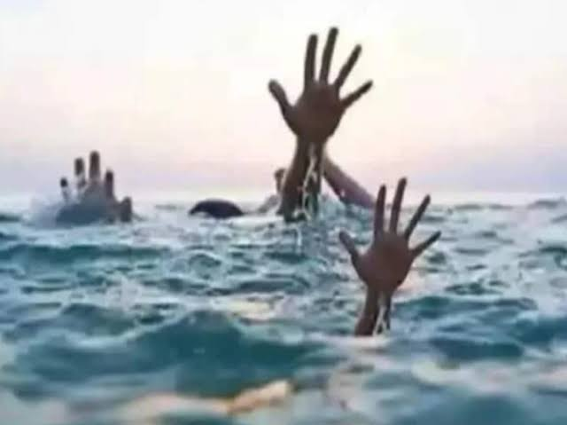 दोस्तों के सामने गहरे पानी में समाया 18 वर्षीय आदित्य, बलिया के कोटवा घाट पर मचा हड़कंप