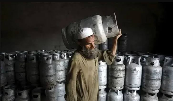 Pakistan LPG Shortage: ईरान से सप्लाई बंद, सिलेंडर 7,000 पाकिस्तानी रुपये तक पहुंचा